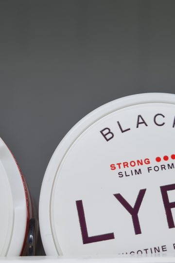 Black strong slim format Lyft snus