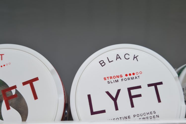 Black strong slim format Lyft snus