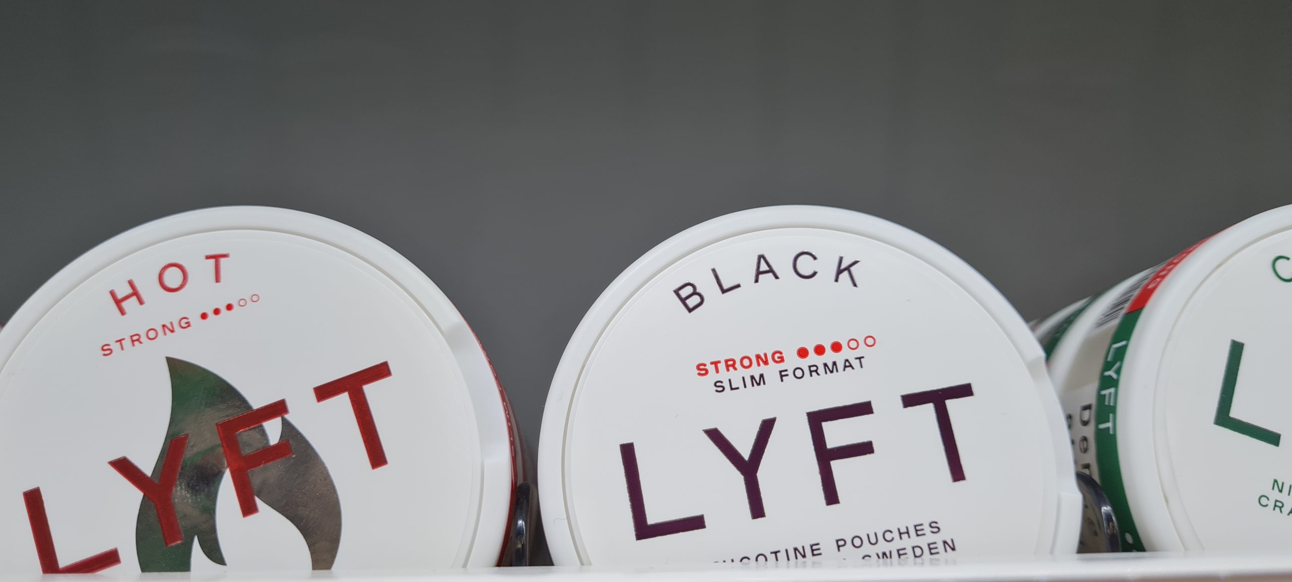 Black strong slim format Lyft snus