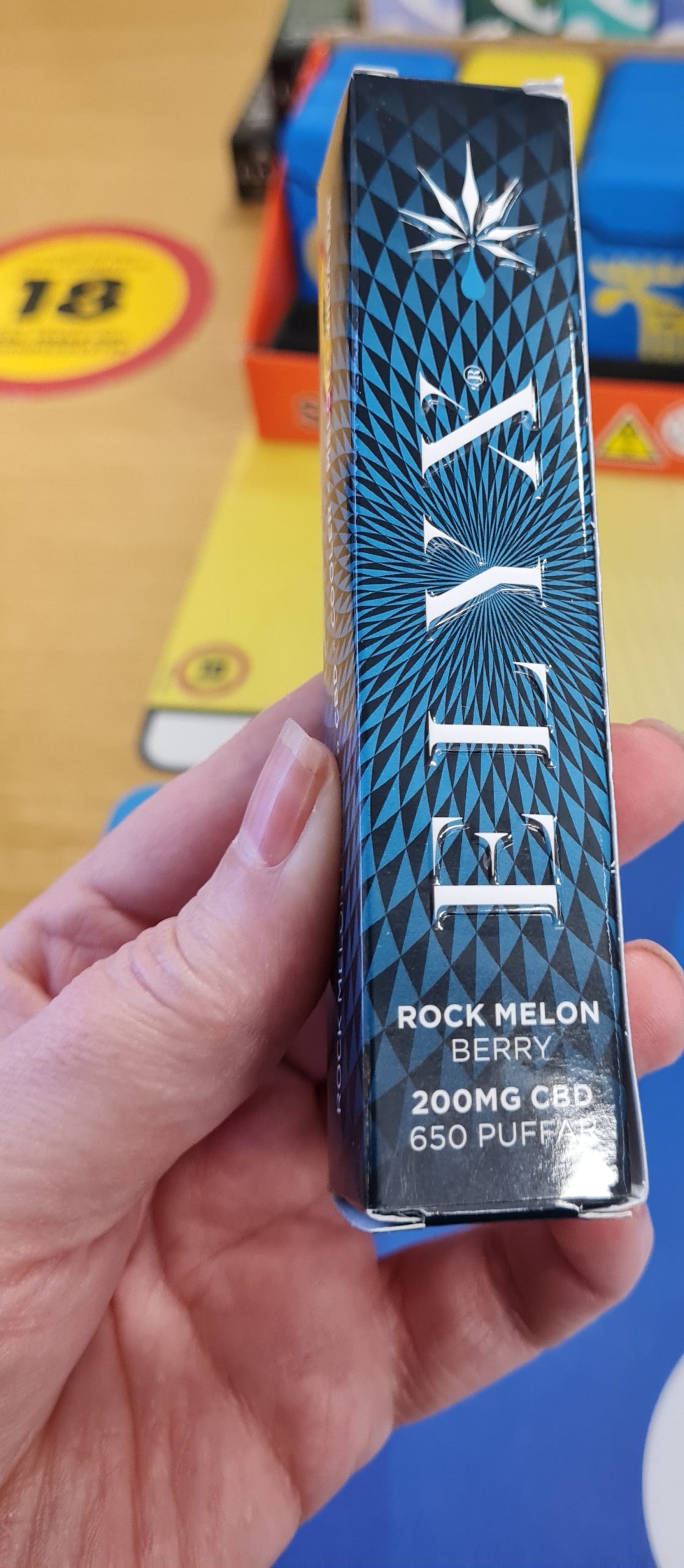 Här ser ni e-cigg med CBD olja som också säljs på samma butik där ni kan hitta snus och vape.