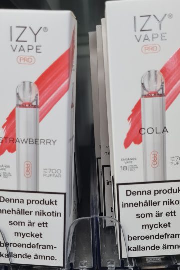 IZY vape med smaker av strawberry och cola